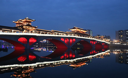 昔日彩虹橋，如今網紅橋，新津這座廊橋夜景你去打卡了嗎？